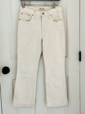 White mid-rise kick out jeans size 28p